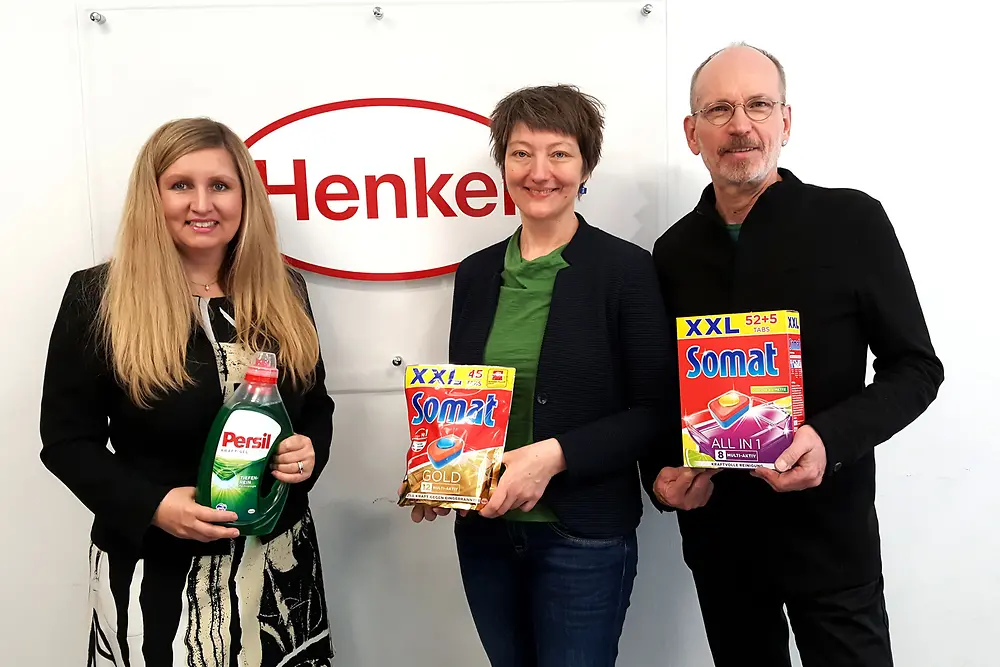 Henkel unterstützt die Auftakt GmbH erneut mit einer Großspende an Wasch- und Geschirrspülmittel. V.l.n.r.: Dipl.-Ing. Jaroslava Haid-Jarkova (General Manager Laundry & Home Care Österreich bei Henkel), Mag. Irene Luftensteiner (Geschäftsführerin bei Auftakt GmbH) und Mag. Robert Winklehner (Geschäftsführer bei Auftakt GmbH).