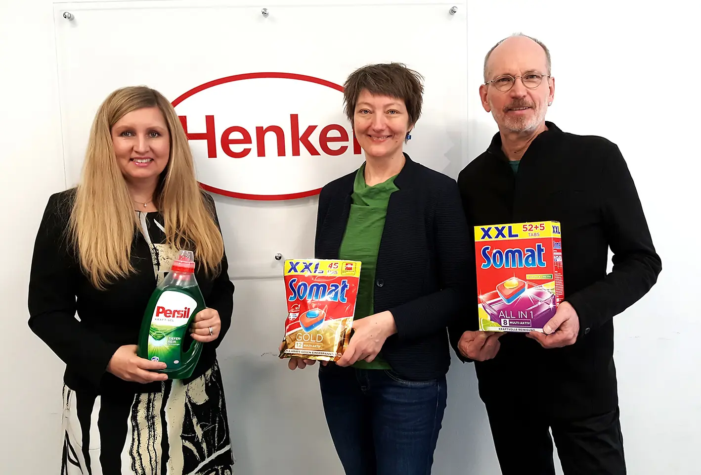 Henkel unterstützt die Auftakt GmbH erneut mit einer Großspende an Wasch- und Geschirrspülmittel. V.l.n.r.: Dipl.-Ing. Jaroslava Haid-Jarkova (General Manager Laundry & Home Care Österreich bei Henkel), Mag. Irene Luftensteiner (Geschäftsführerin bei Auftakt GmbH) und Mag. Robert Winklehner (Geschäftsführer bei Auftakt GmbH).