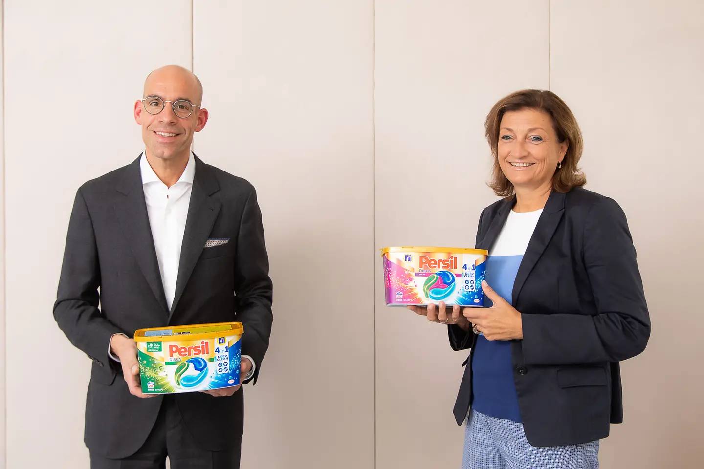 Freuen sich über den Green Packaging Award 2020 für die Persil 4in1 Discs-Verpackung: Axel Kühner, CEO der Greiner AG, und Birgit Rechberger-Krammer, Präsidentin Henkel in Österreich