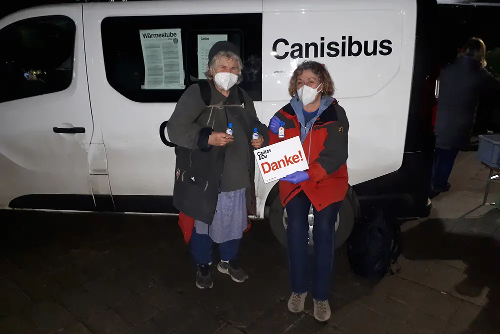 Große Freude bei den Canisibus-Gästen: Henkel spendete 5.000 Stück Lysoform Fresh Hands Handhygiene-Gel.