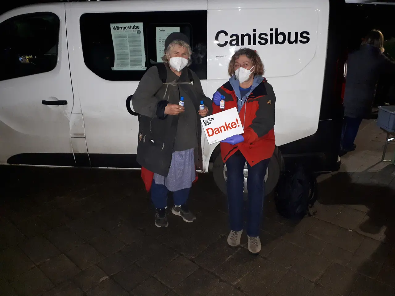 Große Freude bei den Canisibus-Gästen: Henkel spendete 5.000 Stück Lysoform Fresh Hands Handhygiene-Gel.