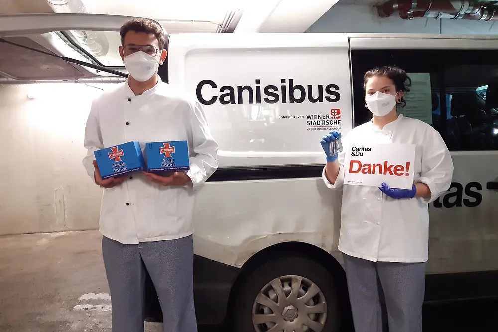 Das Freiwilligen-Team des Canisibus ist täglich in Wien unterwegs und verteilt Suppe und Brot – und aktuell ein Lysoform Fresh Hands Handhygiene-Gel – an notleidende Menschen.