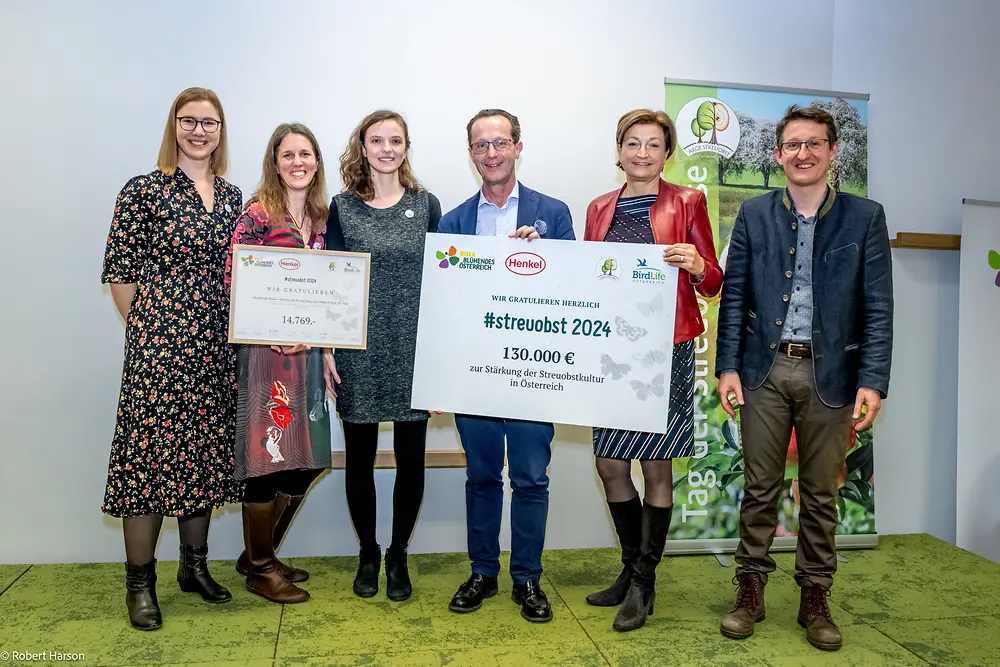 Billa-Vorstand Robert Nagele und Birgit Rechberger-Krammer (Präsidentin Henkel Österreich) gratulieren den Vertreterinnen des Vereins ObstStadt Wien.