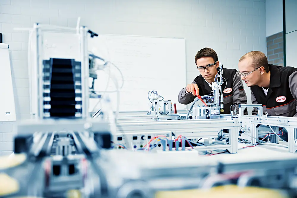 employees-working-in-laboratory