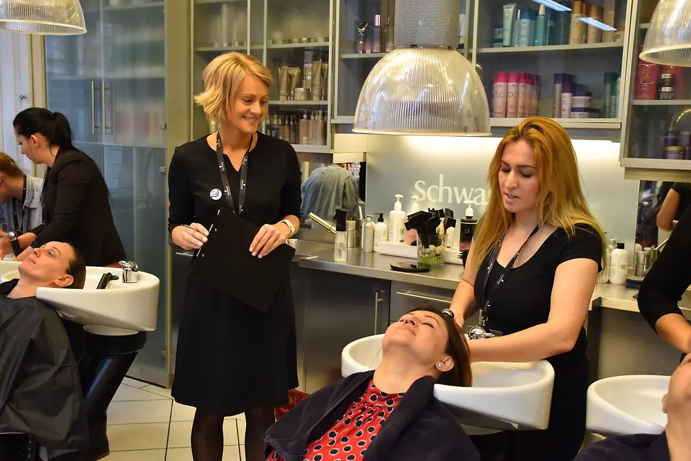 Heidemarie Koschuch, Fachtrainerin bei Schwarzkopf Professional, stand den Friseurinnen des „Shaping Futures Casting Day“ mit Rat und Tat zur Seite.